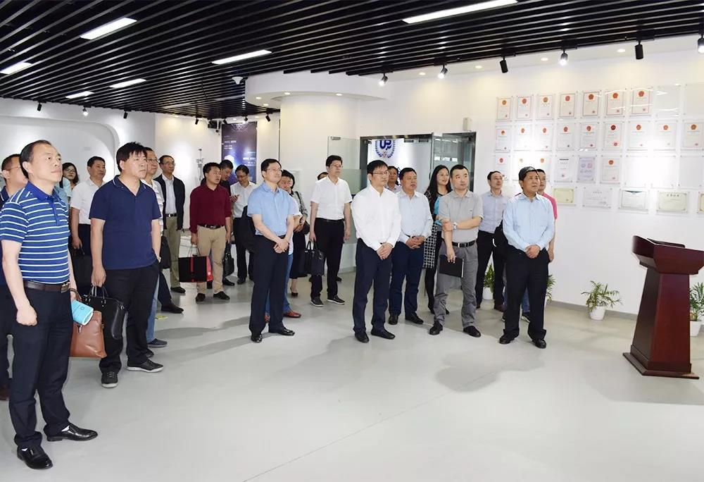 日前，在泰州市委常委、组织部部长张国梁、兴化市副市长周斌等领导的带领下，泰州市28家骨干企业负责人参加了“泰州产业合作成都院校行”活动。我司作为兴化市3家受邀企业之一，公司董事长、总经理潘德顺代表我司参加了本次产业合作活动，赴四川大学、电子科技大学及中国兵器装备集团自动化研究所开展产学研对接。                                                      此次活动主要围绕“智能制造及电子信息”专题开展。我司先后参观考察了电子科技大学、四川大学等高校的重点实验室，并认真听取了高校专家教授关于学校情况以及项目信息的介绍。经过产学研对接，近距离沟通交流，我司与四川大学达成“双创人才计划”合作意向，并计划共同开展科技创新、新品研发、产业智能化等项目合作。                                                      据悉，四川大学是教育部直属全国重点大学，是国家布局在中西部的重点建设的高水平研究型综合大学，是国家知识创新和科技创新的重要基地。本次对接会在企业与高校之间搭建了一个合作平台，凝聚高校的人才、技术资源，让高校与企业共同发展，双方携手助推转型升级。    供稿：任昭勐（总经办）