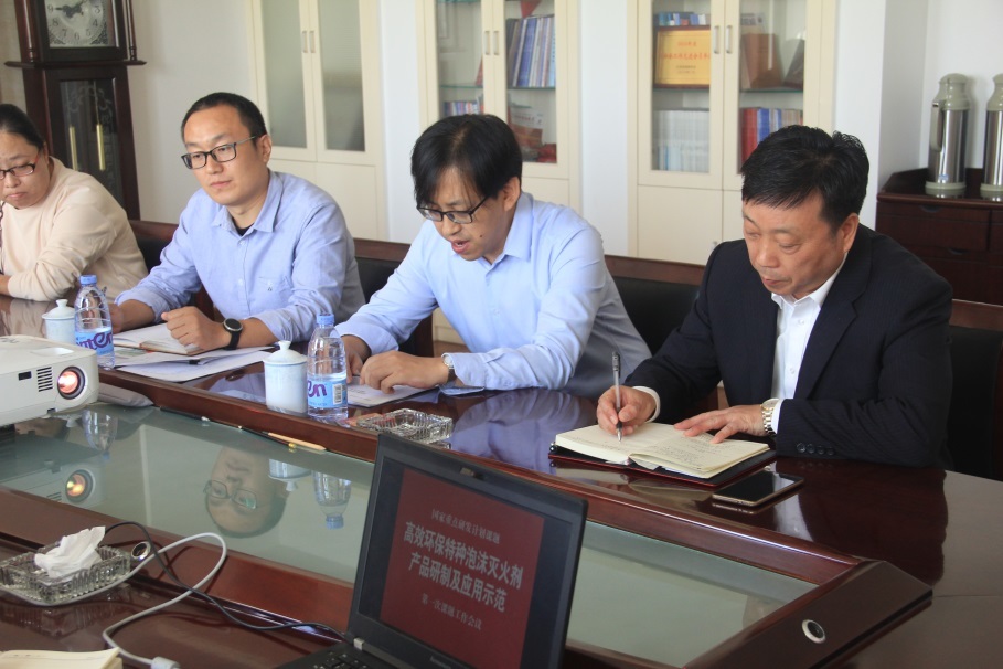 日前,“特种消防产品关键技术研究及应用示范”国家重点研发计划项目“高效环保特种泡沫灭火剂产品研发及应用示范”第一课题工作会议在锁龙公司如期召开,公安部天津消防研究所、江苏锁龙消防科技股份有限公司等课题参与单位的研发人员和相关财务人员参加了会议。公安部天津消防研究所灭火剂研究室副主任包志明,公安部天津消防研究所灭火剂研究室助理研究员张献忠等应邀出席了会议。作为课题参与单位,锁龙公司董事长兼总经理潘德顺主持会议,公司财务总监王宽宏、技术总监徐友萍、新产品研发部经理王钧奇等相关人员陪同参加。 锁龙消防董事长兼总经理潘德顺首先代表公司对与会专家和代表的到来表示热烈欢迎,同时表示,锁龙消防高度重视并将一如既往的支持国家重点研发计划的研发工作。与会代表各自汇报了已开展研发内容、指标完成情况、存在问题和下阶段研发计划等,并就相关问题进行了深入分析与讨论。公安部天津消防研究所灭火剂研究室副主任包志明研究员对课题前期研发工作给予了充分肯定,对后续研发任务提出了中肯建议。公安部天津消防研究所灭火剂研究室助理研究员张献忠对国家重点研发项目管理办法进行了汇报,并对课题经费使用做了规范要求。 第一课题工作会议的顺利召开,增加了课题参加单位之间的工作交流,明确了下一阶段的目标,细化了研究方案,增强了课题的可执行性,为国家重点研发计划课题各项研发工作的顺利开展创造了条件。