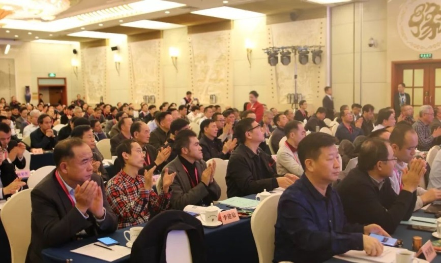 11月20日，中国消防协会第六届五次理事会暨2018科学技术年会在北京召开。来自各省、自治区和直辖市的消防协会、协会各分支机构、科研院所、高等院校、企业代表和获奖代表300多人齐聚一堂。公司董事、财务总监王宽宏代表锁龙消防参加了本次年度盛会。  中国消防协会会长陈伟明、应急管理部消防救援局副政委詹寿旺分别在会议上作重要讲话，部消防救援局副局长魏捍东作特邀报告。中国消防协会副会长王铁民、谢模乾、杨建民、李引擎、陈飞、朱力平、尹俊士、许兆亭、冷俐，应急管理部消防救援局科技处处长张全灵、宣传处处长周久经，中国消防协会秘书长曹忙根等领导出席会议，杨建民主持年会开幕式。       陈伟明表示，2018年是贯彻党的十九大精神的开局之年，也是消防体制改革的关键一年。11月9日，习近平总书记在人民大会堂向国家综合性消防救援队伍授旗并致训词，在消防队伍和社会上引起强烈反响，充分体现了新时期党和国家对消防工作的高度重视和寄予的殷切期望，也标志着中国消防与救援工作进入了一个崭新的阶段。  大会指出，消防工作社会性、系统性强，离不开社会各界的广泛参与、大力支持。希望大家肩负起更多的社会责任，继续携手并肩，同向同行，共绘新时代消防救援事业的美好蓝图，共谱为民保平安的时代新篇。