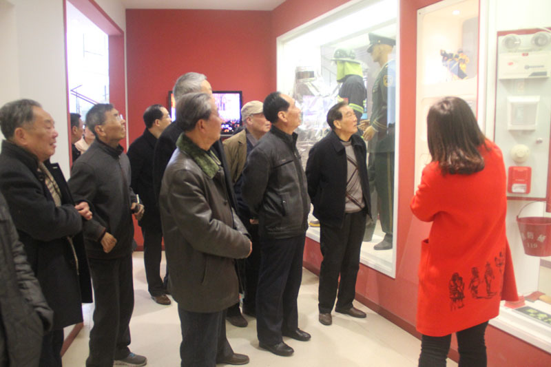 老干部来我公司参观锁龙消防科普馆
