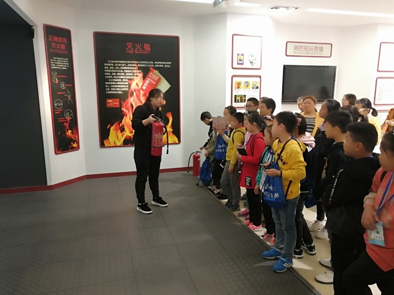 泰州晚报组织小记者们走进锁龙消防兴化消防科普馆