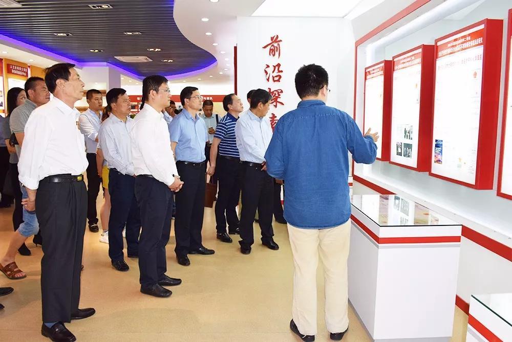 日前，在泰州市委常委、组织部部长张国梁、兴化市副市长周斌等领导的带领下，泰州市28家骨干企业负责人参加了“泰州产业合作成都院校行”活动。我司作为兴化市3家受邀企业之一，公司董事长、总经理潘德顺代表我司参加了本次产业合作活动，赴四川大学、电子科技大学及中国兵器装备集团自动化研究所开展产学研对接。                                                      此次活动主要围绕“智能制造及电子信息”专题开展。我司先后参观考察了电子科技大学、四川大学等高校的重点实验室，并认真听取了高校专家教授关于学校情况以及项目信息的介绍。经过产学研对接，近距离沟通交流，我司与四川大学达成“双创人才计划”合作意向，并计划共同开展科技创新、新品研发、产业智能化等项目合作。                                                      据悉，四川大学是教育部直属全国重点大学，是国家布局在中西部的重点建设的高水平研究型综合大学，是国家知识创新和科技创新的重要基地。本次对接会在企业与高校之间搭建了一个合作平台，凝聚高校的人才、技术资源，让高校与企业共同发展，双方携手助推转型升级。    供稿：任昭勐（总经办）