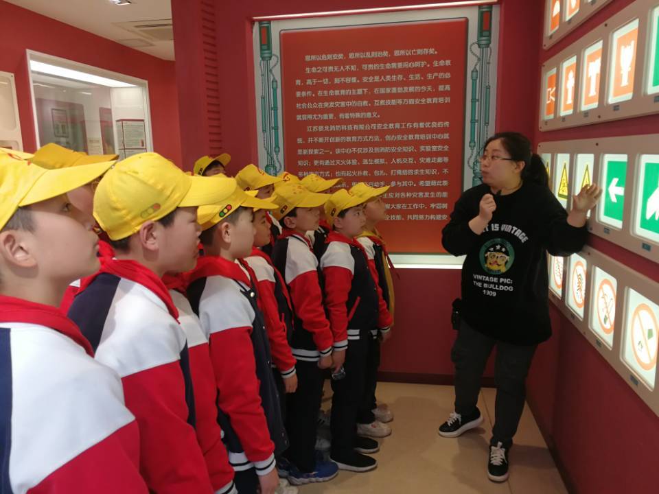兴化市中小学组织师生参观我司消防科普馆