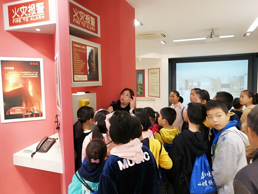 泰州晚报组织小记者们走进锁龙消防兴化消防科普馆