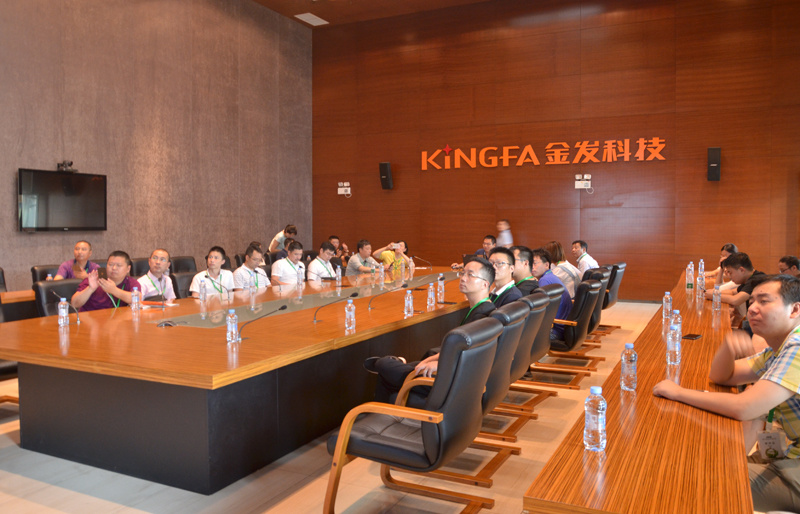 习主席提出“企业要想持续健康发展，就必须树立和践行绿水青山就是金山银山的理念，坚持节约资源和保护环境的基本国策，把握好经济发展与环境保护的关系” 。  日前，公司董事长、总经理潘德顺应邀参加了在广州举行为期四天的“2018年泰州市绿色制造专题研修班”。通过本次研修学习，为公司今后创建“绿色工厂”奠定理论基础。    会上，广东省经济和信息化委员会节能中心高级工程师张磊和广州能源监测研究院能源测评部部长何军飞分别从国家层面和地区层面讲解了国家、省关于工业绿色发展理念、政策解读及案例解析。广东省政协委员、中山大学教授杨中艺先生以《循环经济：构建资源节约与环境友好型社会》为题作专题报告。专家们用通俗易懂的语言践行绿色发展理念，促进工业绿色发展，为我们公司今后的可持续发展指明了方向。     会后，潘总一行先后参观了广州立白集团、金发科技股份有限公司。作为“绿色工厂”和“花园工厂”的排头兵，这些企业纷纷从原料的研发和选择、工厂建设、生产、包装物、运输、使用、废弃物等整个产业链的每个环节都减少对环境的影响，谋求人和自然环境健康和谐共存，实现地球生态环境的可持续性发展，与我们公司的经营理念不谋而合。    《中国制造2025》提出了绿色发展方针，并将绿色制造列入五项重点工程之一。锁龙消防一直致力于把绿色发展理念贯穿于企业发展全过程。立足于“与生态环境相容，与行业发展趋势相符，与企业形象相称，与地方经济发展关联”的企业经营理念。公司将以此次研修为契机，在全公司营造“绿色锁龙”的氛围，努力打造原料无害化、生产洁净化、废料资源化、能源低碳化的绿色工厂，进一步助推公司发展，全面提升品牌形象。