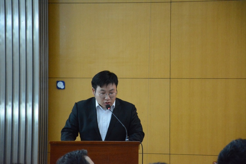 2018年11月9-12日,江苏省研究生“新形势下重大工业安全及应急管理科学与技术”学术创新论坛(以下简称 “2018工业安全与应急”论坛)在南京工业大学召开。论坛由江苏省教育厅主办,南京工业大学研究生院、南京工业大学安全科学与工程学院、江苏省化学化工学会化工安全专业委员会和南京工业大学危险化学品安全与控制江苏省重点实验室承办。江苏锁龙消防科技股份有限公司受邀参加并赞助本次学术创新论坛,公司董事、总经理助理潘煜代表公司出席本次会议。 论坛邀请中国科学技术大学张和平教授、中石化青岛安全工程研究院石宁教授、中国矿业大学周福宝教授、中南大学陈长坤教授、清华大学郑小平教授、北京科技大学金龙哲教授等人就应急管理理论与技术方面作精彩的特邀报告,并在学术沙龙阶段与到会师生就科研、人才培养等进行互动交流。参会研究生就安全科学与工程学科及其交叉领域发展前沿热点,如工业生产防火防爆、过程风险评估和调控、应急处置和救援体系建设等进行了学术论文交流、汇报。 锁龙消防作为国内提供“设计、制造、试验、检查、销售”全过程服务的消防药剂专业制造商,公司建有院士工作站、研究生工作站。赞助本次学术创新论坛主要是为了加强与高校合作交流,推动成果共享,进一步促进公司产品转型升级。通过本次论坛,锁龙消防为研究生搭建了一个资源共享、思维碰撞的平台,同时为推动省内各高校安全学科发展、实现江苏省研究生教育创新目标、更好服务地方经济建设与社会发展方面具有积极意义。