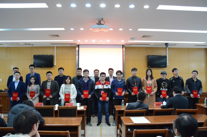 2018年11月9-12日,江苏省研究生“新形势下重大工业安全及应急管理科学与技术”学术创新论坛(以下简称 “2018工业安全与应急”论坛)在南京工业大学召开。论坛由江苏省教育厅主办,南京工业大学研究生院、南京工业大学安全科学与工程学院、江苏省化学化工学会化工安全专业委员会和南京工业大学危险化学品安全与控制江苏省重点实验室承办。江苏锁龙消防科技股份有限公司受邀参加并赞助本次学术创新论坛,公司董事、总经理助理潘煜代表公司出席本次会议。 论坛邀请中国科学技术大学张和平教授、中石化青岛安全工程研究院石宁教授、中国矿业大学周福宝教授、中南大学陈长坤教授、清华大学郑小平教授、北京科技大学金龙哲教授等人就应急管理理论与技术方面作精彩的特邀报告,并在学术沙龙阶段与到会师生就科研、人才培养等进行互动交流。参会研究生就安全科学与工程学科及其交叉领域发展前沿热点,如工业生产防火防爆、过程风险评估和调控、应急处置和救援体系建设等进行了学术论文交流、汇报。 锁龙消防作为国内提供“设计、制造、试验、检查、销售”全过程服务的消防药剂专业制造商,公司建有院士工作站、研究生工作站。赞助本次学术创新论坛主要是为了加强与高校合作交流,推动成果共享,进一步促进公司产品转型升级。通过本次论坛,锁龙消防为研究生搭建了一个资源共享、思维碰撞的平台,同时为推动省内各高校安全学科发展、实现江苏省研究生教育创新目标、更好服务地方经济建设与社会发展方面具有积极意义。