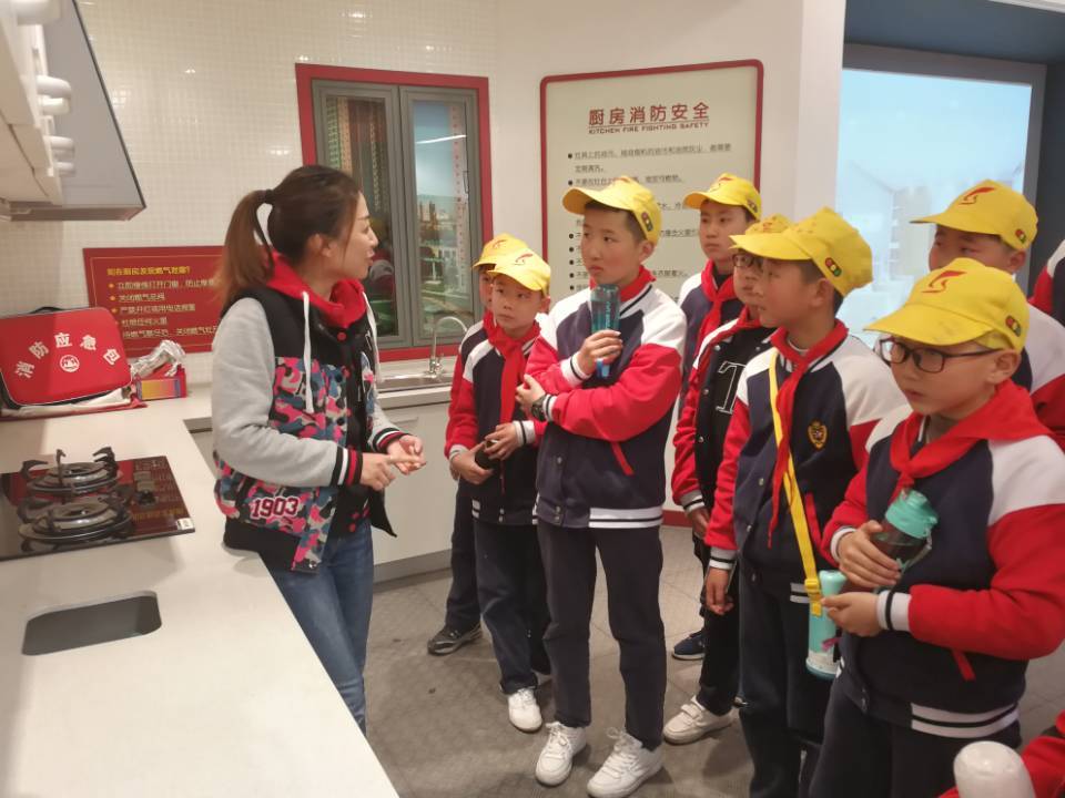 兴化市中小学组织师生参观我司消防科普馆